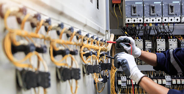 Professional Electrician technician working in Oak Forest, IL